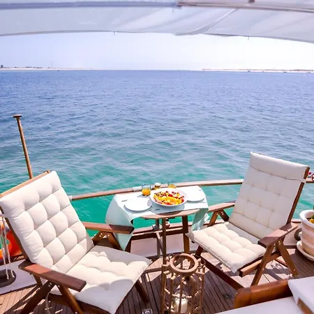 Botel Mulubinba Seahouse *