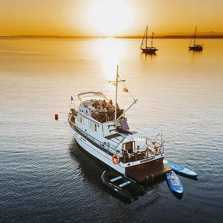 Botel Mulubinba Seahouse *