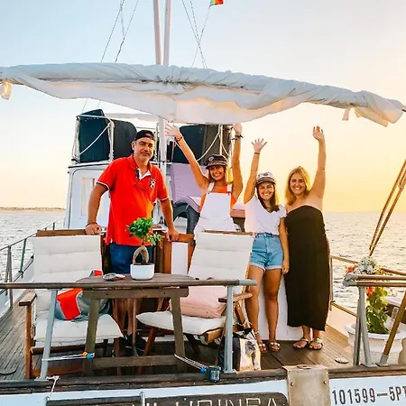 Hotel en barco Mulubinba Seahouse