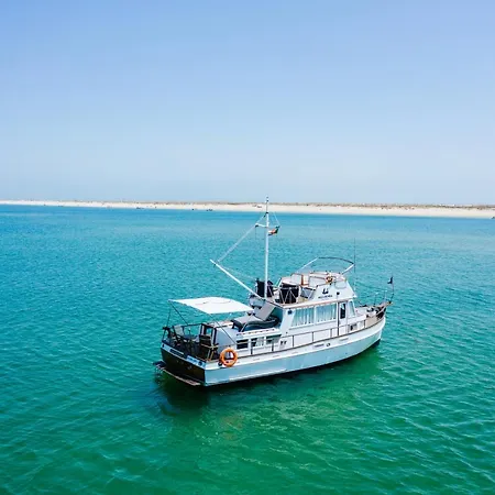 Mulubinba Seahouse Hotel en barco