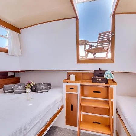 Mulubinba Seahouse Hotel en barco