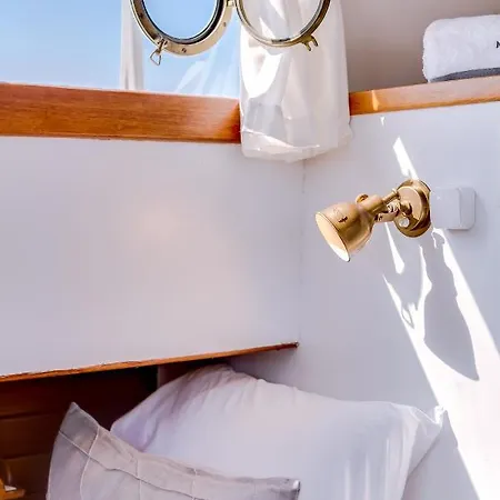 Mulubinba Seahouse Hotel en barco Olhão